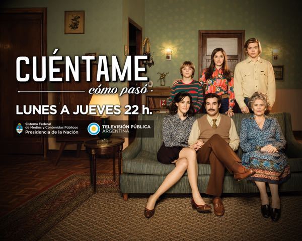 Afiche de Cuéntame cómo pasó con el elenco reunido en el living de la casa familiar. TV Pública