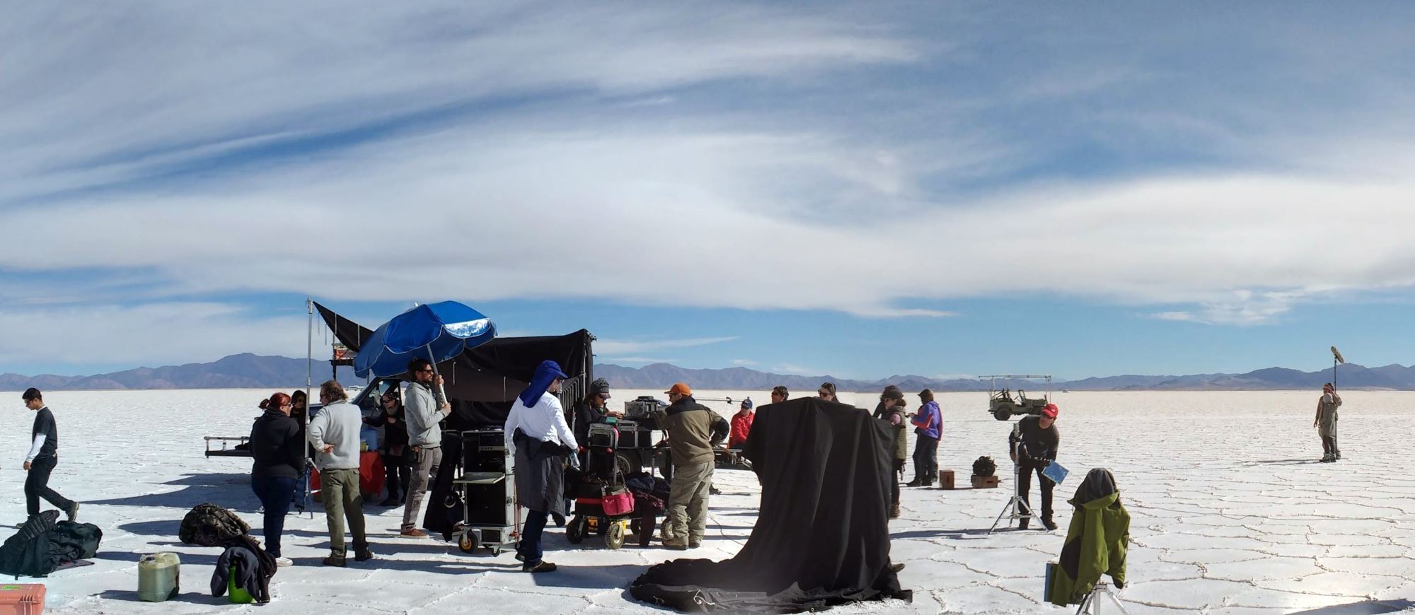 Equipo de rodaje con carpas y vehículos en las Salinas Grandes, Jujuy. Supermax