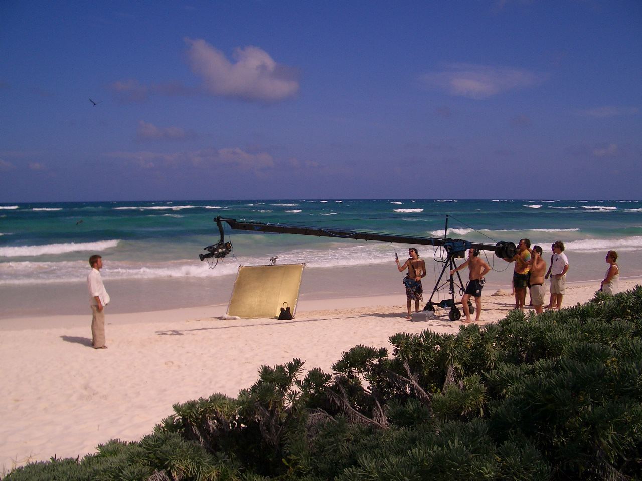 Equipo con grúa de cámara y un actor sobre una playa de Tulum durante la grabación de Temptation Island Hungría